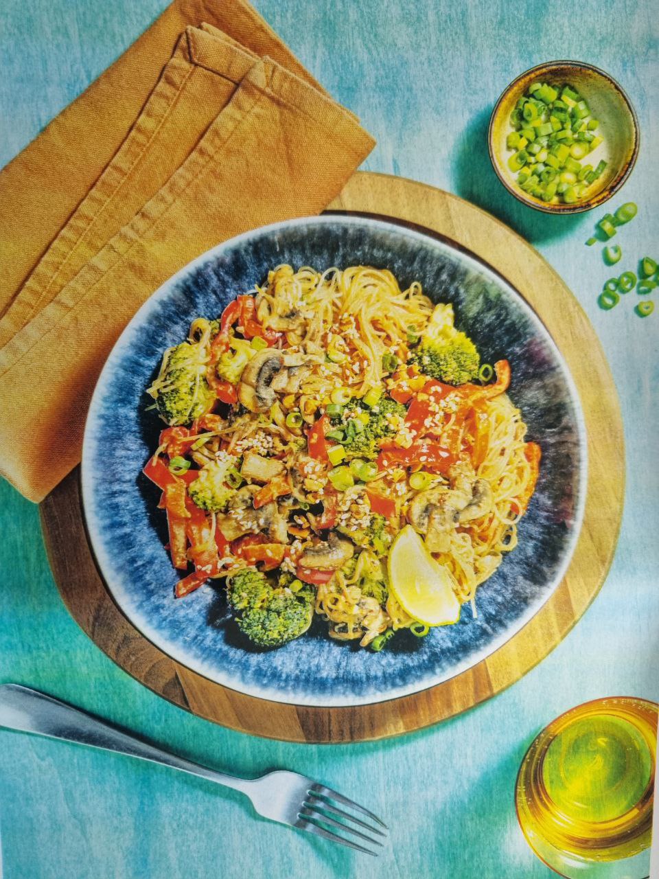 Glasnudeln in Miso-Erdnuss-Soße mit Brokkoli